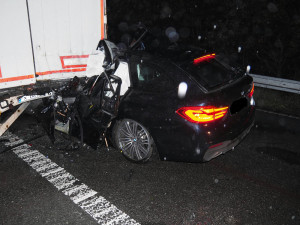 Řidič BMW jel na D1 příliš rychle, dostal smyk a narazil do náklaďáku. Zraněním na místě podlehl