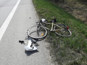 Znovu sehrál roli alkohol. Cyklista narazil do zastaveného auta a nadýchal skoro dvě promile