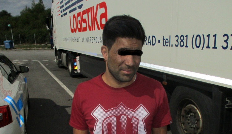 Na rezervě návěsu po D1 cestoval cizinec bez dokladů. Ukázalo se, že je z Afghánistánu