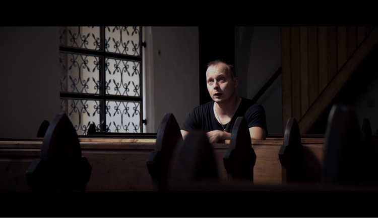 Jsou dny, kdy mi melodie naskakují samy od sebe, říká zpívající hasič z Telče Jirka Pařil