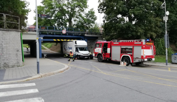 Na příjezdu do Třebíče několikakilometrové kolony. Kvůli řidiči, který se „nevešel“ pod viadukt