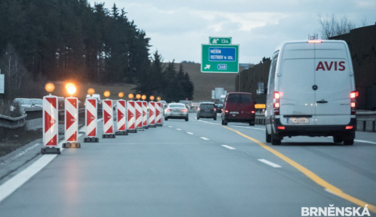 Řidič, pozor! Na dálnici D1 u Beranova budou o víkendu uzavírky kvůli stavbě nadjezdu