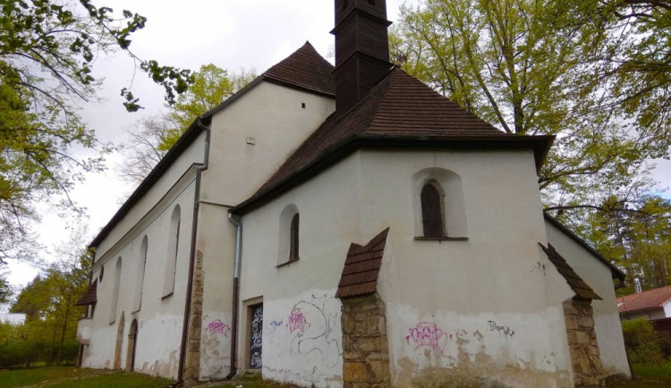 Kostel na Jánském kopečku trpí neustálou činností vandalů. Do takové míry jsem se s tím ještě nikde nesetkal, říká farář