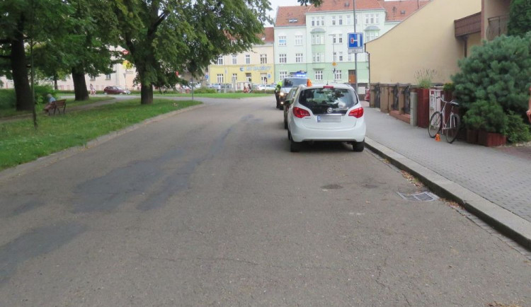 Řidička zaparkovala auto a otevřela dveře přímo před jedoucím cyklistou. Ten do nich narazil