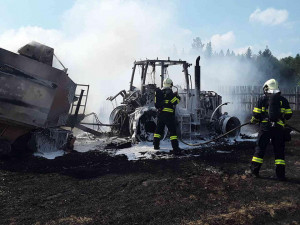 Na Havlíčkobrodsku hořel traktor a lis, škoda je bezmála 4 miliony