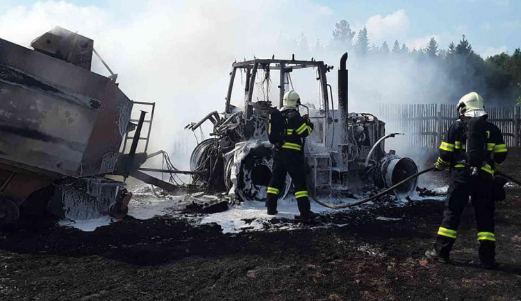 Na Havlíčkobrodsku hořel traktor a lis, škoda je bezmála 4 miliony