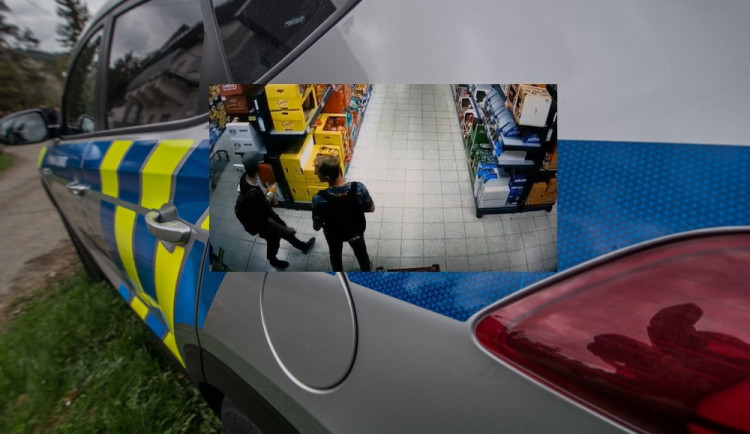 Napadení v jihlavském obchodě. Neznáte totožnost dvou mužů na záznamu?