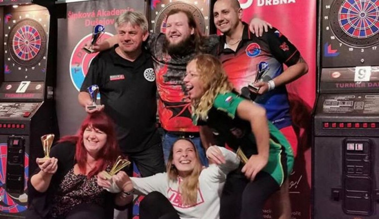 O výsledky tolik nešlo. Během charitativního šipkového turnaje se pro nemocnou Nikolku vybralo skoro 15 tisíc