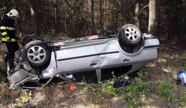 Řidič s osobákem skončil na střeše. Dvě osoby si převzali lékaři 