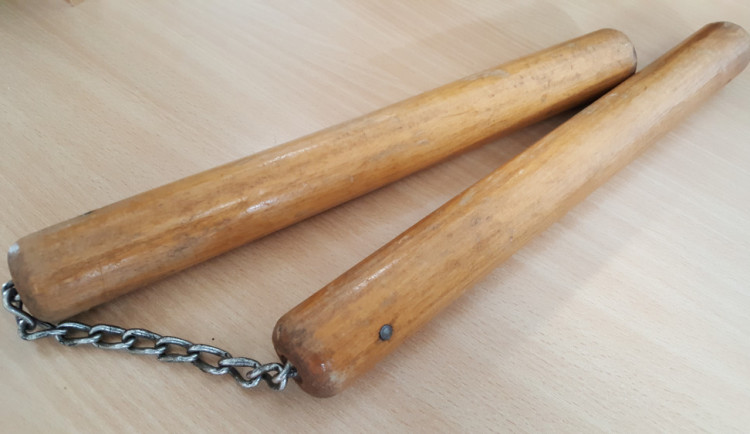 Takzvané nunčaky, které násilník použil na řidiče