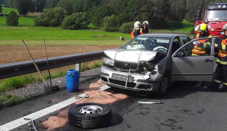 Výsledkem dnešní nehody osobního auta a dodávky u Sedliště je zranění dvou dětí