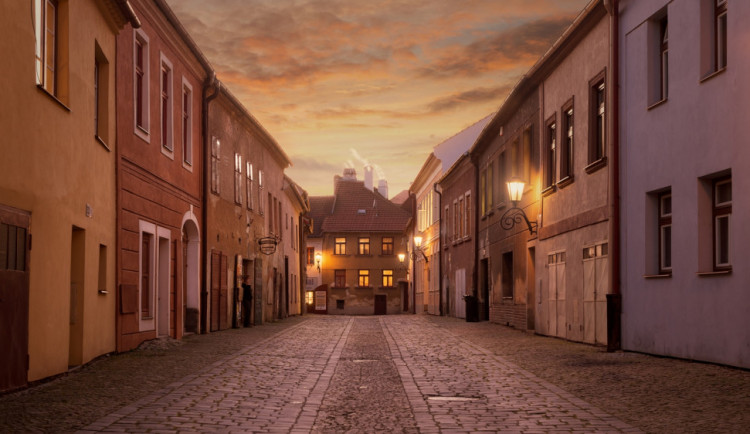 Třebíč chce zklidnit dopravu v židovské čtvrti. Turisté se musí proplétat mezi auty
