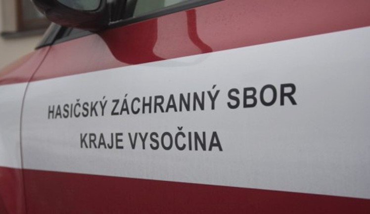 Čtyři jednotky hasily požár domu, byla zničena střecha a podkroví. Škoda jde do milionu korun