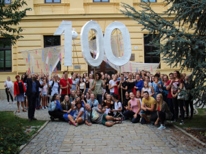 Jihlavské gymnázium za pár dní oslaví sto let. V plánu je setkání všech absolventů