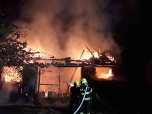 Pět jednotek hasičů bojovalo s požárem stodoly. Škoda se dostala téměř k milionu korun