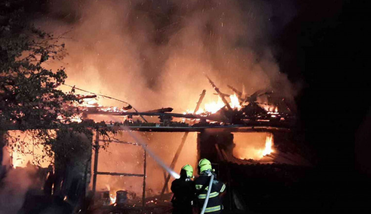 Pět jednotek hasičů bojovalo s požárem stodoly. Škoda se dostala téměř k milionu korun