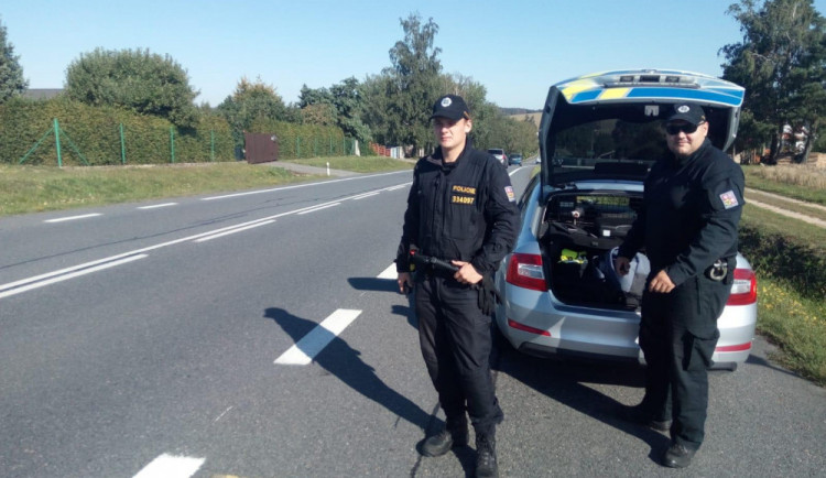 Nad silnicí I/38 létal policejní vrtulník. Akce Vrtule odhalila hlavně nesprávná předjíždění 