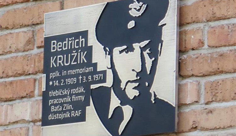 Válečný pilot a příslušník RAF Bedřich Kružík má v Třebíči pamětní desku
