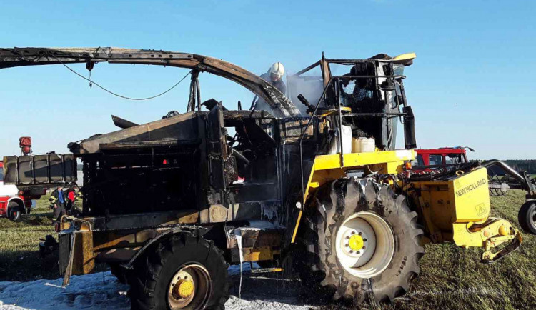 Čtyři jednotky hasičů zápasily s hořící řezačkou. Plameny napáchaly dvousettisícovou škodu