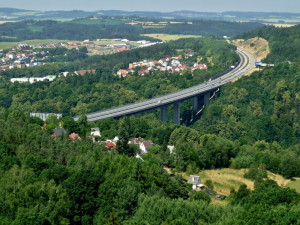 Po dálničním mostě u Velkého Meziříčí se bude v pondělí a úterý jezdit jen dvěma pruhy