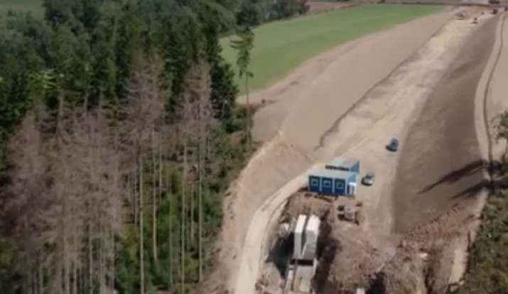 VIDEO: Výstavba obchvatu Velkého Beranova z ptačí perspektivy. Zatím jde vše podle plánu