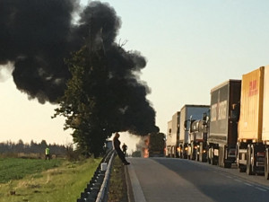 U Markvartic hoří kamion, doprava mezi Jihlavou a Znojmem je řízena kyvadlově