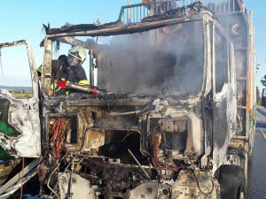 U Markvartic hoří kamion, hlavní tah mezi Jihlavou a Znojmem je uzavřen