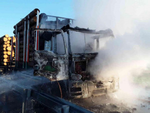 U Markvartic hoří kamion, hlavní tah mezi Jihlavou a Znojmem je uzavřen