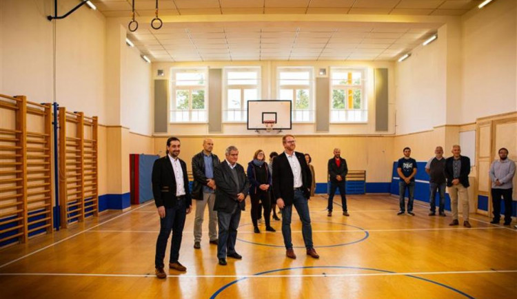 Jihlavská ZŠ Křížova má opravenou tělocvičnu a jídelnu. Rekonstrukce stála přes 5 milionů