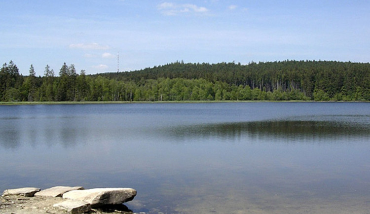 Rybník Velký Pařezitý se začne po opravě hráze znovu plnit vodou. Už během pondělí