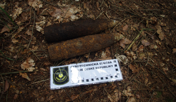 Překvapení v lese. Kromě hřibů nalezl houbař i dělostřelecké granáty