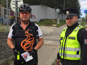 Policie kontrolovala cyklisty. Na Jihlavsku dostali reflexní prvky a blikačku na kolo