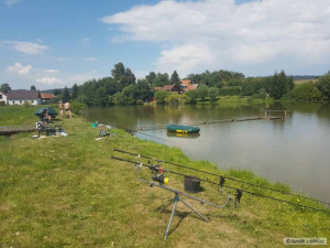 Obec Arnolec na Jihlavsku zpevnila hráz rybníka, kterou poškodili bobři