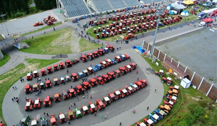 V Novém Městě padlo hned několik traktorových rekordů. Lidé si mohli zkusit i jízdu zručnosti
