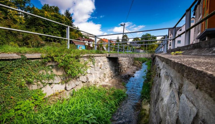 Dobrá zpráva. Lávka pro pěší přes Koželužský potok je již průchodná