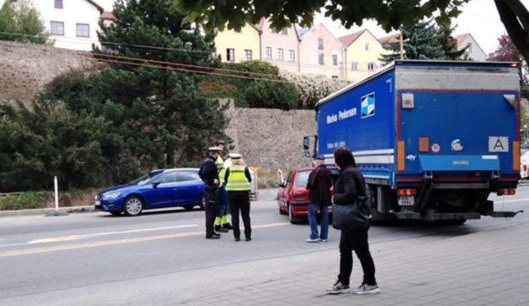 Dopravní kolaps u Cityparku. Nehoda osobáku a dodávky zastavila provoz v obou směrech
