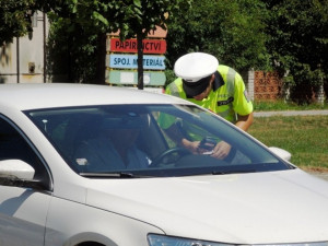 Třiapadesátiletý řidič neřešil, že má zákaz řízení. Usedl za volant, chytili ho policisté