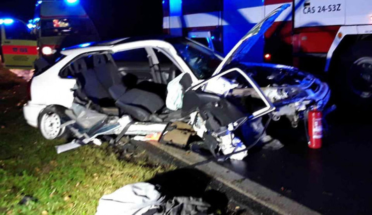 Hasiči v noci vyjížděli k nehodě osobáku. K vyproštění museli použít hydraulické zařízení 