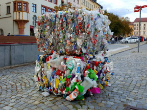 Balíky s plasty po Jihlavě zvou na netradiční výstavu. Začne už tuto středu