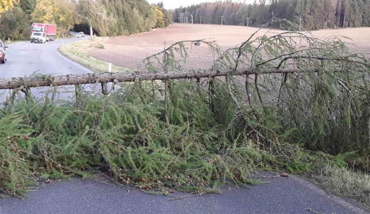 Hasiči se při dnešní službě nezastaví. Od rána měli kvůli větru přes 40 výjezdů