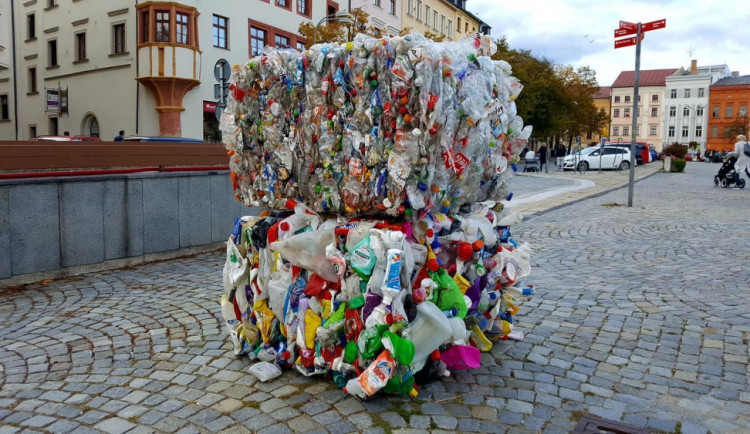Balíky s plasty po Jihlavě zvou na netradiční výstavu. Začne už tuto středu