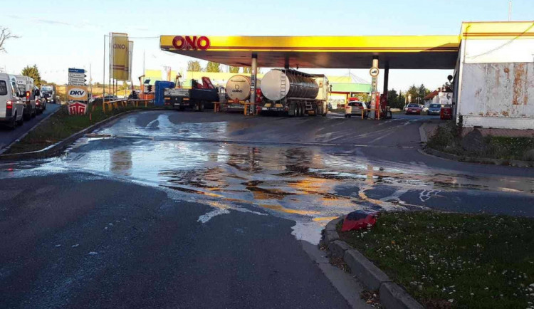 Na benzince na Žižkově ulici vytéká nafta. Kvůli proražené nádrži kamionu