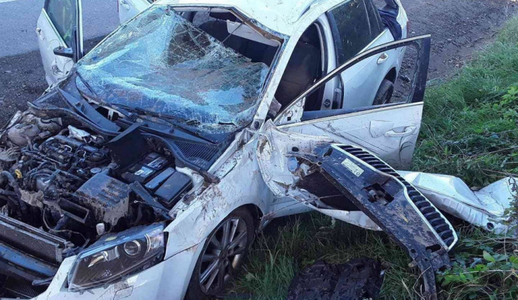 Provoz na přivaděči omezila dopravní nehoda osobáku. Jedna osoba skončila v péči lékařů