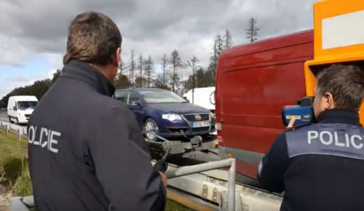 Nad dálnicí D1 se vznášel vrtulník. Akce Vrtule odhalila 45 hříšníků za volantem