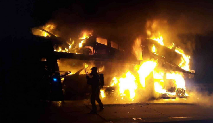 Na D1 hořel kamion převážející devět aut. Předběžná škoda je 2,5 milionu korun 