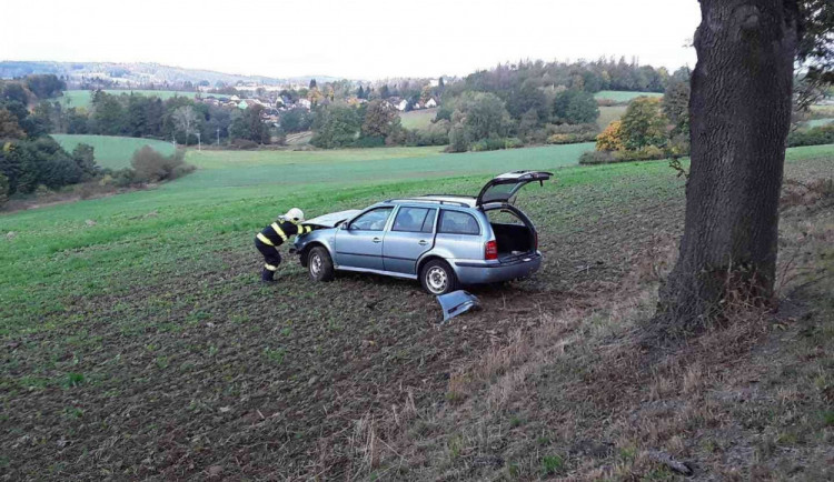 Dopravní nehoda na Humpolecké ulici: Auto skončilo mimo vozovku, jeden člověk se zranil