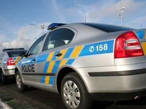 Zaparkované Audi A6 na ulici U Pivovaru poškodil vandal. Škoda je deset tisíc korun