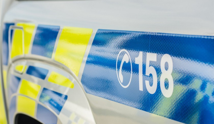 Policie hledá řidiče, který nezvládl řízení a naboural jiné auto. Po nehodě bylo nalezeno jen jeho prázdné vozidlo