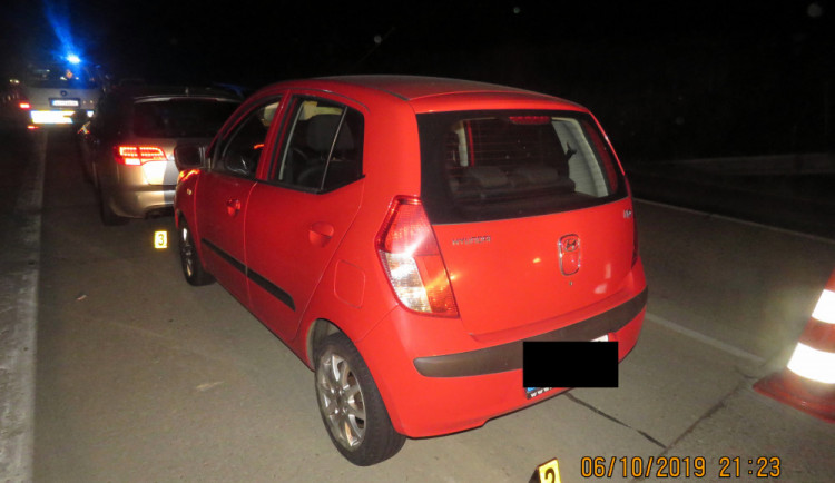 Opilý řidič na D1 ve vysoké rychlosti naboural do jiného auta. Navíc vyjel bez dálniční známky 