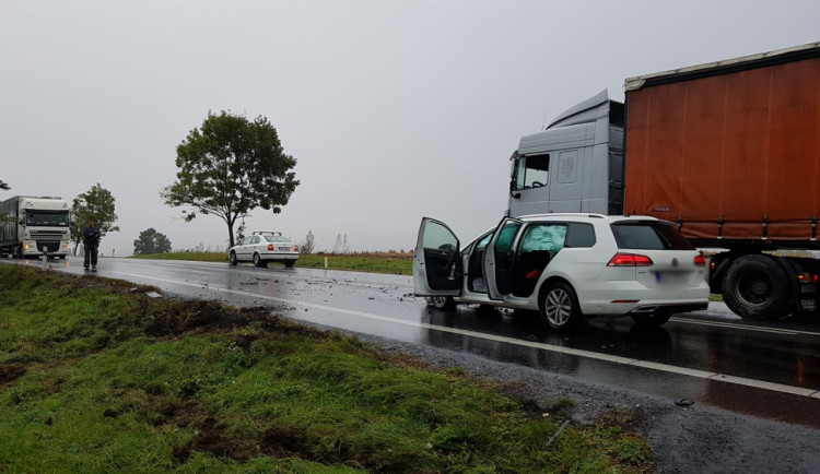 Navečer se bouralo i na silnici I/38 u Štoků. Dopravu na místě stále řídí policisté